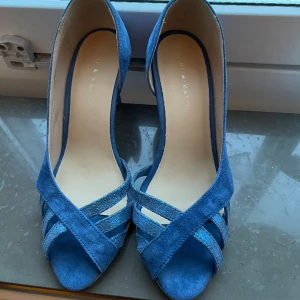 Klackar  - Blåa klackar som är perfekta och i bra skick i storlek 36. 