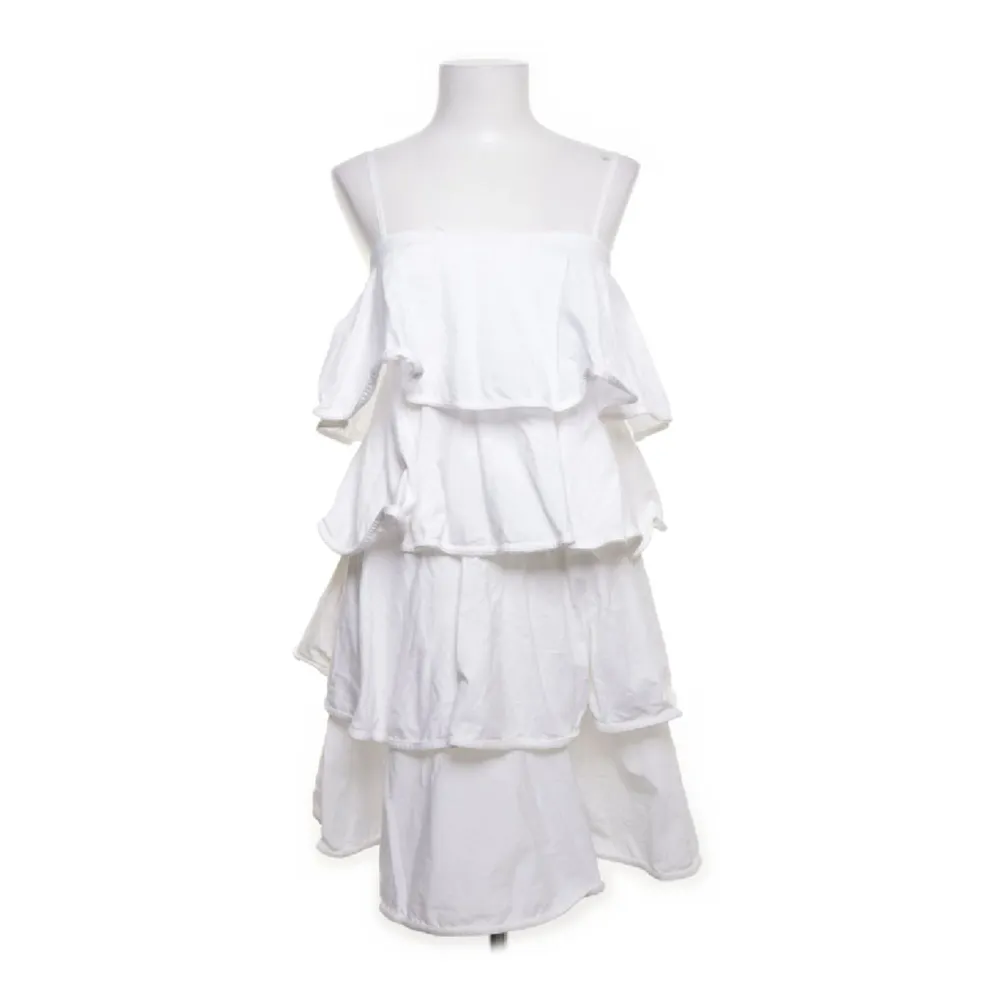 Säljer denba otroligt fina zara klänningen som passar perfekt till studenten eller som årets sommarplagg! 😍🍸. Klänningar.