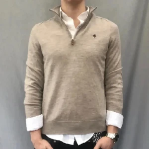 Morris zip up - Lånade bilder) säljer vidare denna så snygga Morris half zip up då den tyvärr var för liten. Herrmodell o i jättebra skick!👌Kontakta mig vid fler frågor<3