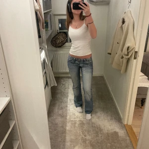 Lågmidjade jeans!  - Lågmidjade jeans! Midjemått 38 och innebenslängden 79🤍🤍🤍