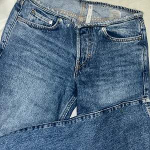 Weekday jeans som inte används pga att de är för stora. Unik detalj utan knapp💘 Fint skick utom en slitning vid gylfen som blivit efter att försökt sätta dit en extraknapp. Skriv för frågor, prisförslag eller fler bilder💗
