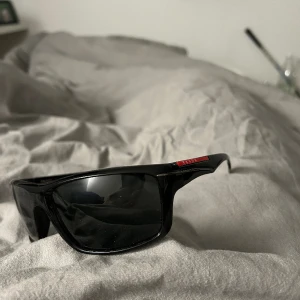 Prada solglasögon - Skick: okej  Pris: 400kr Ärvt dom av släkting därav inget kvitto eller låda därav priset