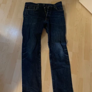 Levi’s 501 jeans - Bra skick knappast använda. Sitter som slim fit på någon som har 34/34.
