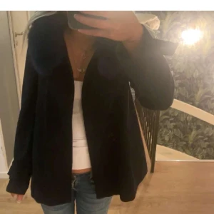 Meotine kappa - Säljer nu min super söta och användbara Meotine liknande kappa den är i gott skick då jag köpte den i december, skriv gärna vid intresse eller övriga frågor 💘