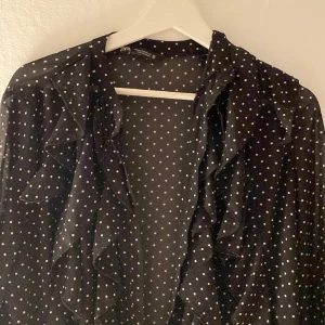 Zara blus  - ❤️‍🔥Säljer denna svart prickiga blus från zara i storlek XS men passar precis som S❤️‍🔥