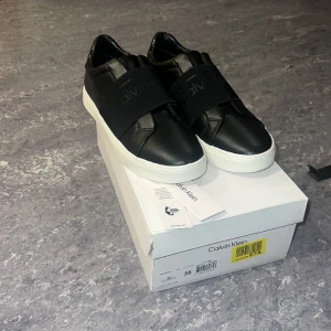 Calvin Klein skor  - Calvin Klein skor, slip ins strl 38. Endast använda 1 gång i ca 20 min. Ser och känns helt nya ut( de bilder på sulan). Köpte på zalando förra året nypris på var då 1200kr 
