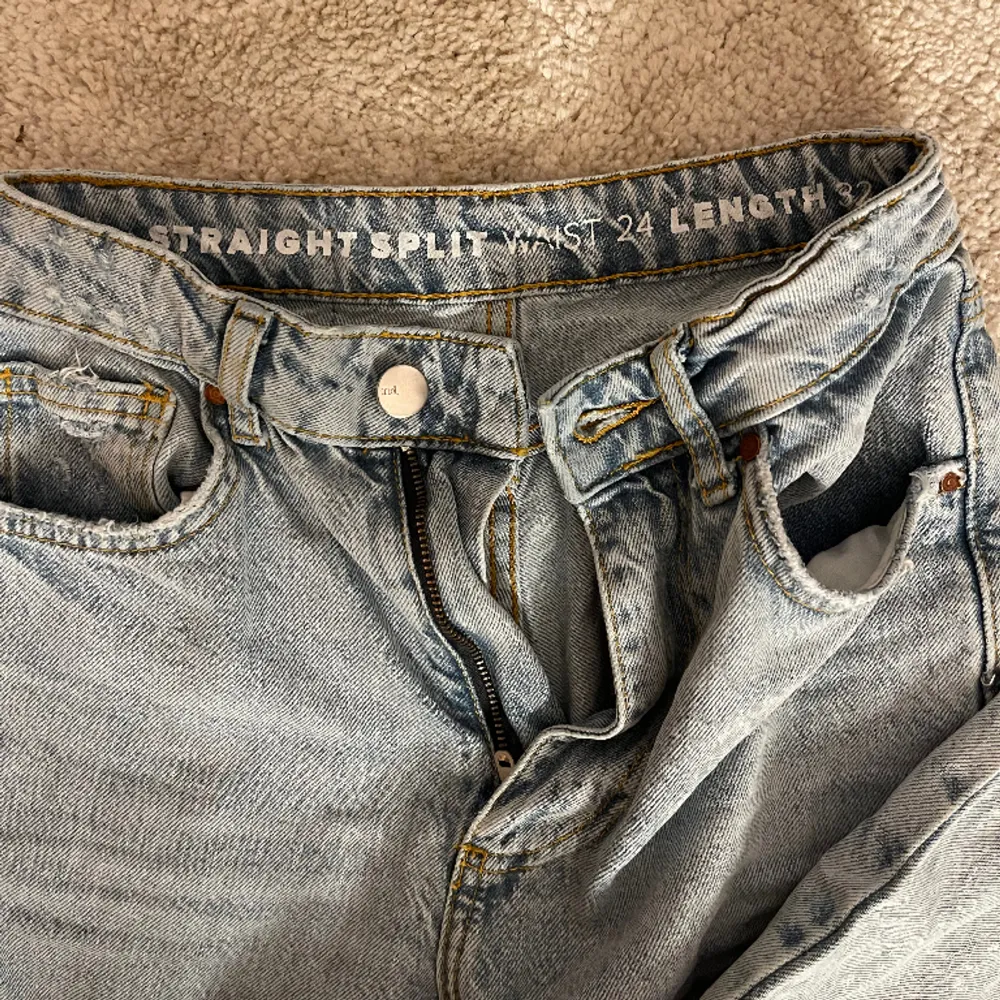 Jeans från bikbok som tyvärr blivit för små. Jag är 164cm lång, lite långa för mig. Raka högmidjade jeans med en liten slits vid anklarna. Använt några få gånger❤️‍🔥. Jeans & Byxor.