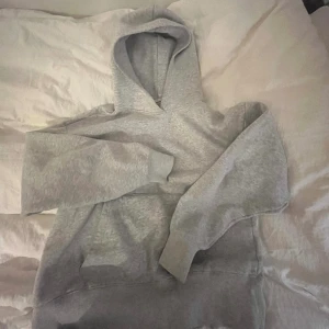 Grå hoodie - Grå hoodie från HM!🖤❤️‍🔥Hoodien har inga hål, missfärgningar osv. Kontakta mig om du är intresserad, köparen står för frakt📦💘
