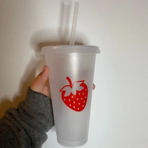 strawberry plastic cup💘 - plastic cup with straw // 710ml. Free shipping