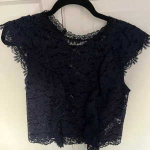 Zara blus  - Säljer min blus från zara, den är super fin och super söt. Blusen är liten i storleken så den passar både M och S, använd 1 gång.🌸