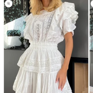 By Emilina Klänning - Intressekoll!!! På min dröööm klänning från By Emilina som tyvärr var för stor😕.  - Nypris var 2400kr inkl frakt, köpt här på plick för 1950kr. Nyskick, endast testad & perfekt för studenten & sommaren🩷🩷