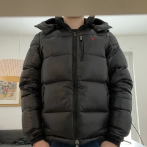 Ralph Lauren jacka storlek s passar m - Säljer nu min Ralph lauren jacka. Den är i väldigt bra skick då den användes väldigt varsamt. Nypris på jackan ligger på 5 495 och jag säljer min för endast 2799. Jackan är i storlek small vilket är slut överallt. Hör gärna av er vid frågor.Mvh Edvin