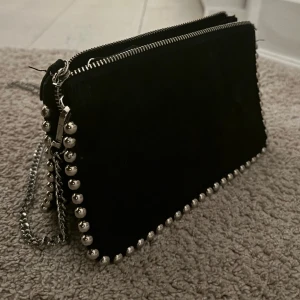 Zara väska - Super fin och bara använd 2-3 gånger. Säljer då jag inte använder den