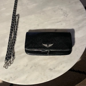 Zadig Voltaire väska -  Super snygg Zadig Voltaire,väska helt ny fick i julklapp,vet inte om den är Fake ,skriv för mer bilder