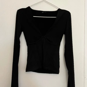 Festtopp - Snygg festtopp i mesh från Gina, snygg urringning och formar sig snyggt