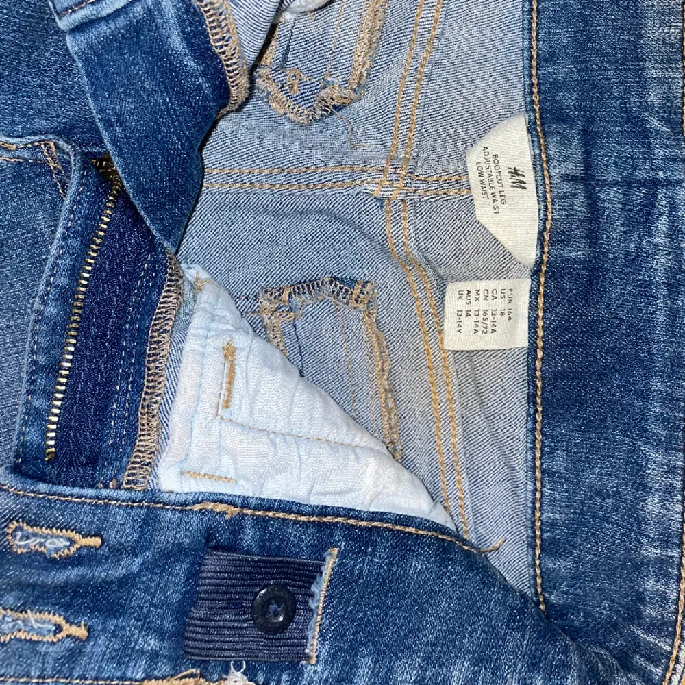 Blåa lågmidjade utsvängda jeans från H&M! Jätte snygga fickor där bak och fram. Har band så man kan justera storleken i midjan. Jätte trendiga och snygga! Storlek 164 men passar som S.  Köparen står för frakten 🥰. Jeans & Byxor.