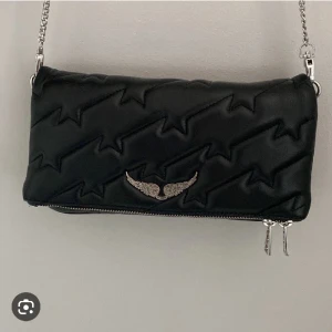 Zadig väska - Har använts vid få tal tillfällen ( ny skick) Fler bilder , skriv privat . Betala inte med köp direkt tack!🌸