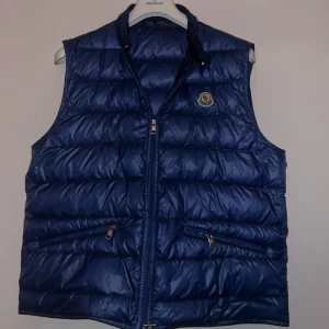 Moncler gui väst  - Säljer min feta moncler väst använd 2 gånger köpt på nk kvitto finns så de e bara höra av er 