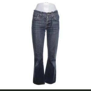 lågmidjade jeans - Jättefina jeans som tyvärr knte passar. Storlek 29/32 men skulle säga att de passar personer med någon storlek mindre. Jeansen är alltså rätt små i storleken. Inga slitningar😊