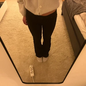 Lågmidjade svarta jeans - Lågmidjade svarta jeans från pepe jeans💕säljer så dom e förstora och kommer ej till använing❤️
