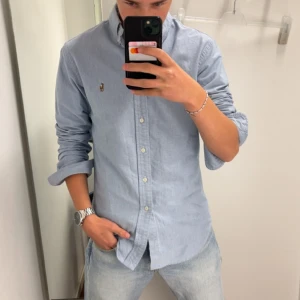  Ralph luoren ljus blå  - Säljer den skit snygga Ralph luoren skjorta 10/10 skit passar till allt och storlekn är S skriv om ni har frågor;)