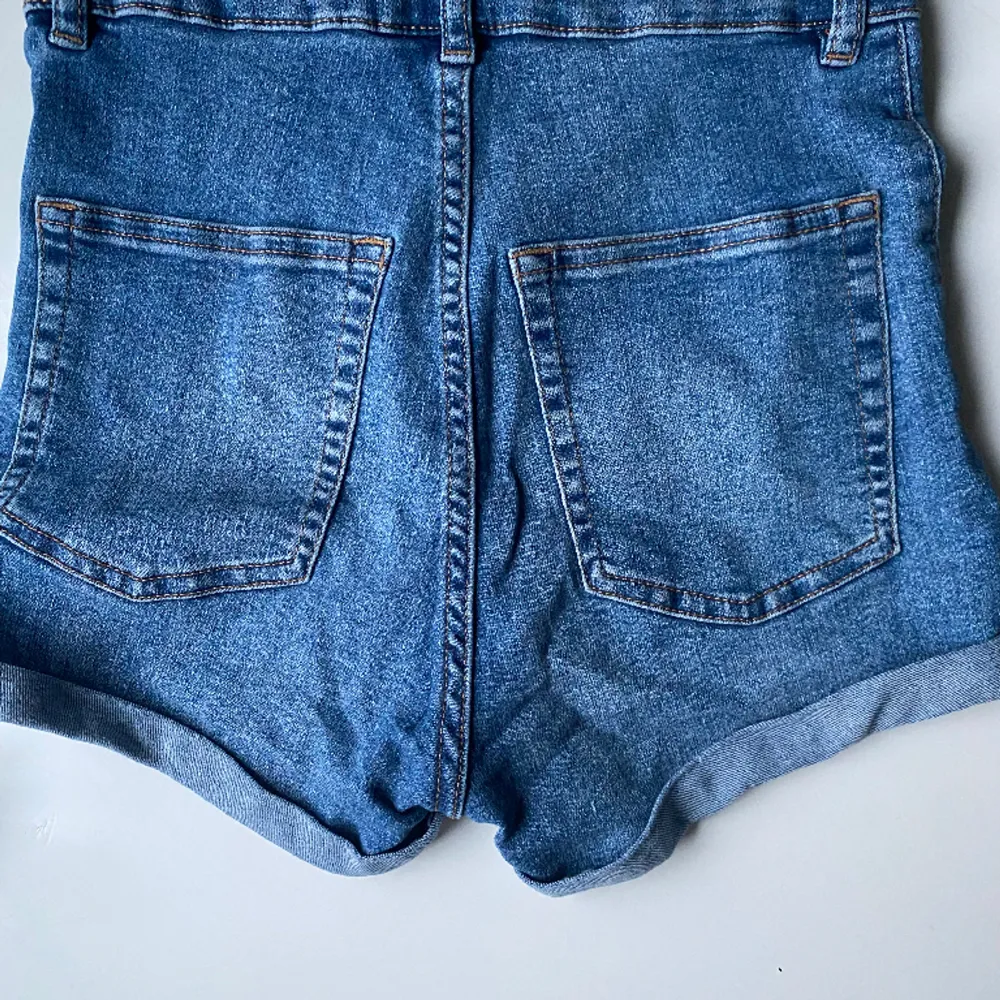 Högmidjade, mörka, tajta jeansshorts Använda men fortfarande ok skick. Säljer då de inte kommer till användning! Ingen retur och köparen står för frakt💞. Shorts.