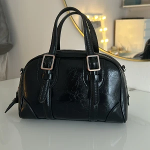 Zara väska - Säljer min superfina svarta zara väska då jag har tröttnat lite på den och vill köpa en ny🩷den är i väldigt bra skick! Den har ett långt axelband som är avtagbar som man kan se på dom första bilderna🩷hör av dig vid frågor eller funderingar!