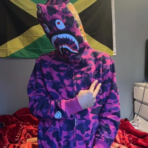 Bape hoodie - En helt ny bape hoodie den är äkta och har bara används en gång, den är i storlek S men passar som både S och M.