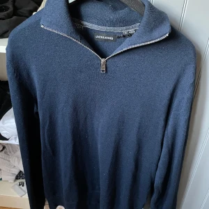 Halv zip från Jack and Jones storlek S - En mörkblå half zip storlek S. Skick 9/10 knappt använd. Bara att höra av sig vid frågor.