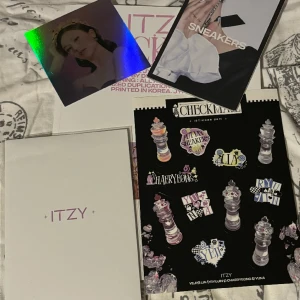 ITZY checkmate YEJI VERSION - Kommer med två posters ( en av dom har hängts upp å har hål i yttersta kanterna) kommer även med klistermärken å lite extra saker