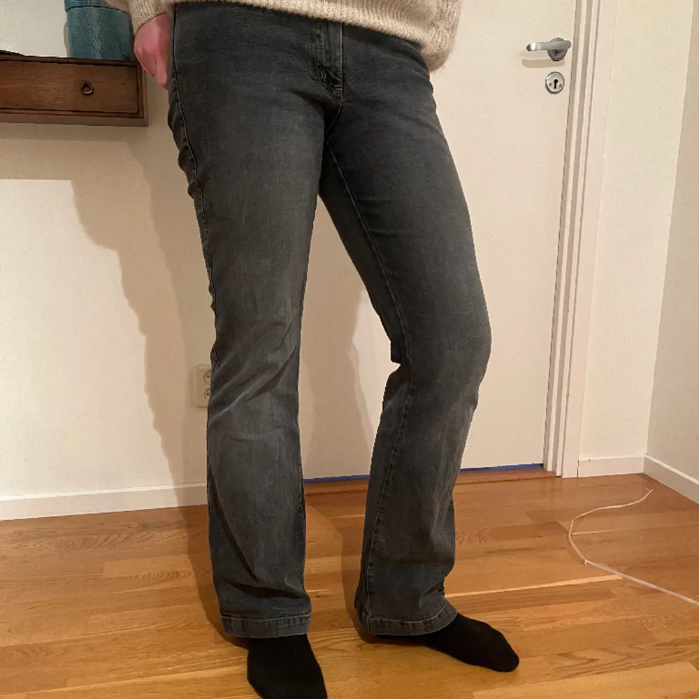 Snygga gråa lågmidjade bootcut jeans från H&M i storlek 38 men skulle säga att de passar 36 också. 💕💕. Jeans & Byxor.