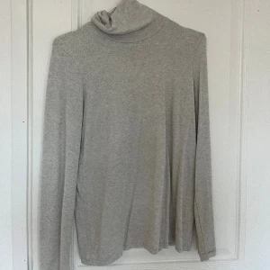 Långärmad från Zara - Knappt använd och storlek M!!🙌🥰