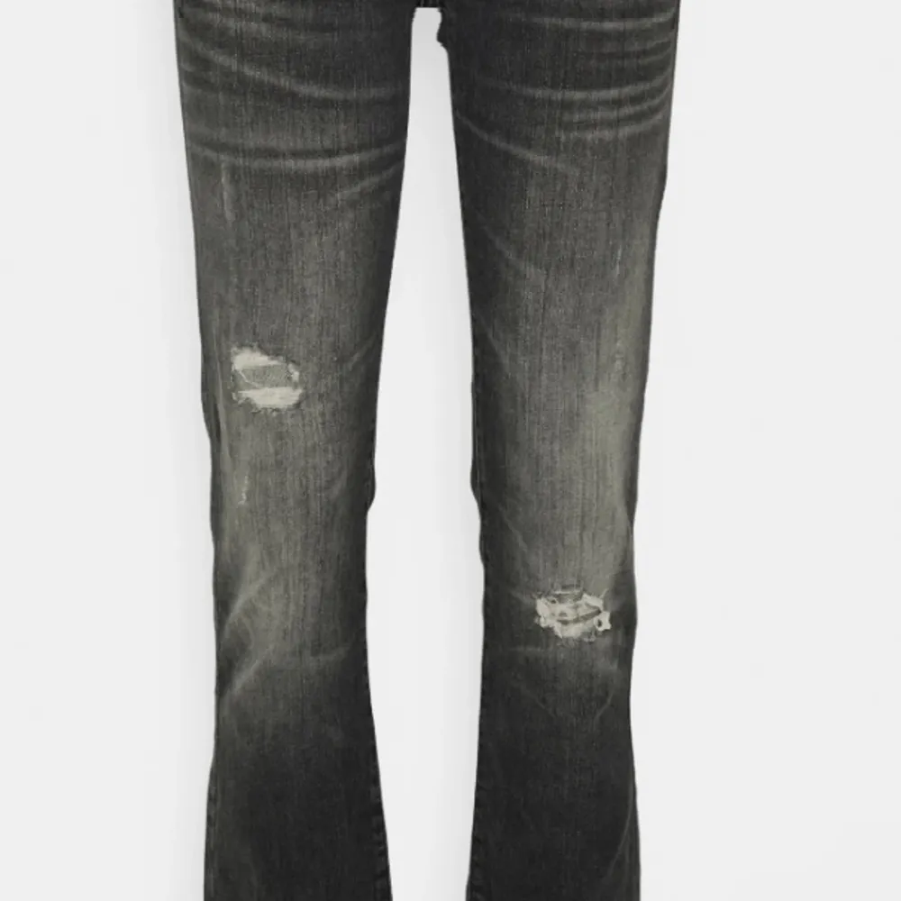 Populära low Rise och Bootcut  ltb jeans i modell valerie💕 storlek 27/30 Nypris 829kr, mitt pris 500 kr🫶🏼 Utsålda överallt💕 säljer pga att de va lite för stora på mig💗 Första bilden är lånad . Jeans & Byxor.