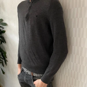 Morris tröja - Morris halv zip storlek S, säljer då den e lite liten på mig men toppen skick på den