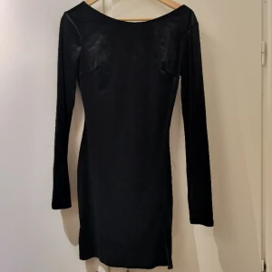 Svart sammetsklänning storlek M lappar kvar - Oanvänd klänning i sammet från Nelly/NLY one. Storlek M med lapparna kvar.