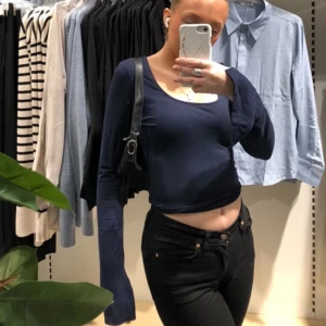 Gina soft touch  - Använd 4 gånger Soft touch second skin comfort Långärmad topp i mjuk viskos med rund halsringning. Toppen är blå och har figurnära passform. Den har rak ärm och normallängd med slitt i ärmen. Inga hål eller fläckar priset går attt diskutera💕