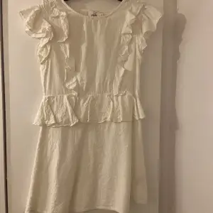 Säljer denna klänning då den aldrig har använts. Fint skick och priser kan diskuteras hör av er vid frågor mm❤️