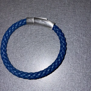 Läder Armband - Hittade detta i min brors smyckeskrin vet ej om det är äkta men har försökt söka upp det pris kan diskuteras 