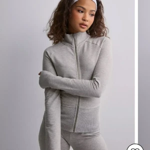 Nelly cozy  - Köptes 2 veckor sen, aldrig använd men kan inte retunera. Storlek S köpt för 349, passar en M