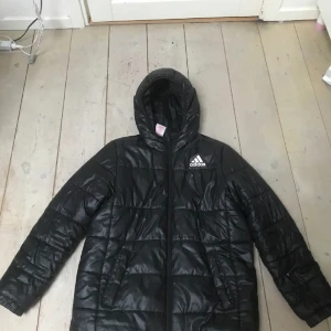 Adidas jacka -  Snygg Adidas jacka i storlek 164 men ganska stor i storleken. Det är den så här billigt eftersom den har ett jätte litet hål på armen.