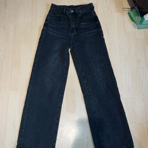 Svart jeans från shien  - Rätt så halvdant skick knappen är lite lös och materialet är på det tunnare hållet