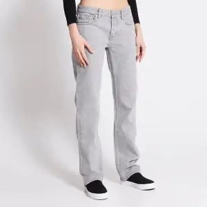 Otroligt snygga lågmidjade gråa jeans i modellen Icon! Världens snyggaste jeans men tyvärr så köpte jag hem fel storlek, nypris: 400 kr💗