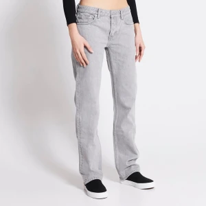 Lågmidjade gråa jeans - Otroligt snygga lågmidjade gråa jeans i modellen Icon! Världens snyggaste jeans men tyvärr så köpte jag hem fel storlek, nypris: 400 kr💗