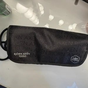 liten platttång från Björn Axén 🤍 - en liten supersmidig plattång, passar perfekt att ha med i väskan eller att använda som vanligt, knappt använd och fodral finns med! Fungerar som den ska!