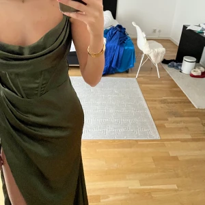 Långklänning  - Super fik unik grön trendig färg. En långklänning som är simpel och går att ja till många evenemang. 