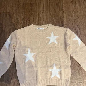 Tröja från shein.  - Tröjan är i jättefint skick och är därför aldrig använd. Säljes då den inte passade när jag fick den.