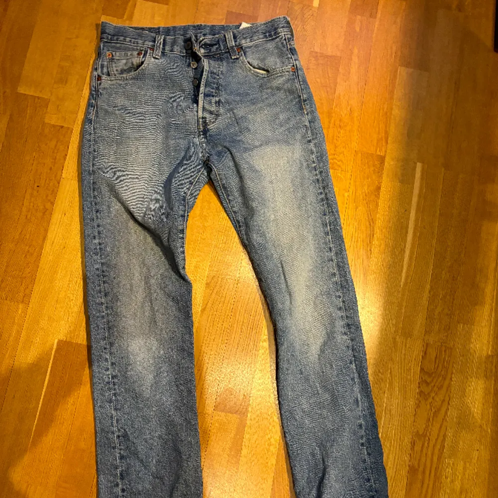 Bra skick, mörkare tvätt, kill”modell. Passar bra lite långa på mig är 155 och brukar ha xs/s . Jeans & Byxor.