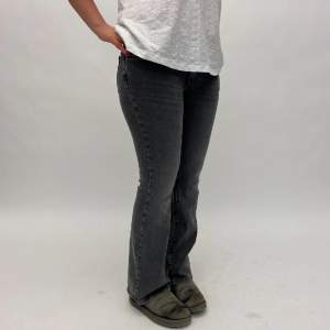 Lågmidjade gråa jeans från ginatricot i storlek 38💋 (Köpes i paket med blåa jeansen)