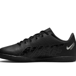 Nike futshallskor - Säljer ett par futshallskor då dom är för små för mig. storlek 38 och är i väldigt bra skick och är knappt använda, skriv för mer information💗