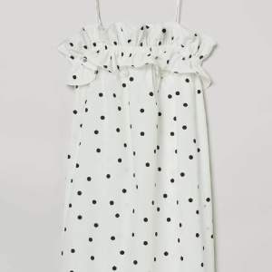 Säljer denna jättegulliga klänning från H&M❤️Den har inte kommit till användning så därför säljer jag! Skriv för egna bilder💕